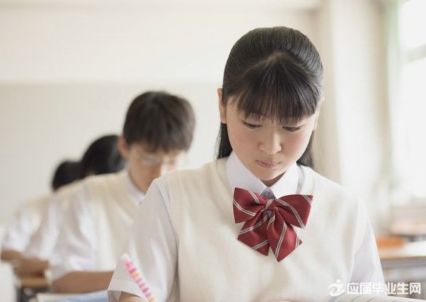 �����ڳ��н׶ε����������ص㼰��ͨ�Բ�