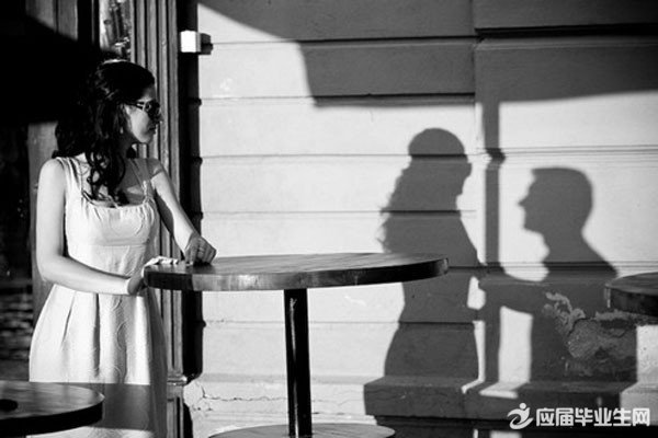 恋爱女人低智商的行为